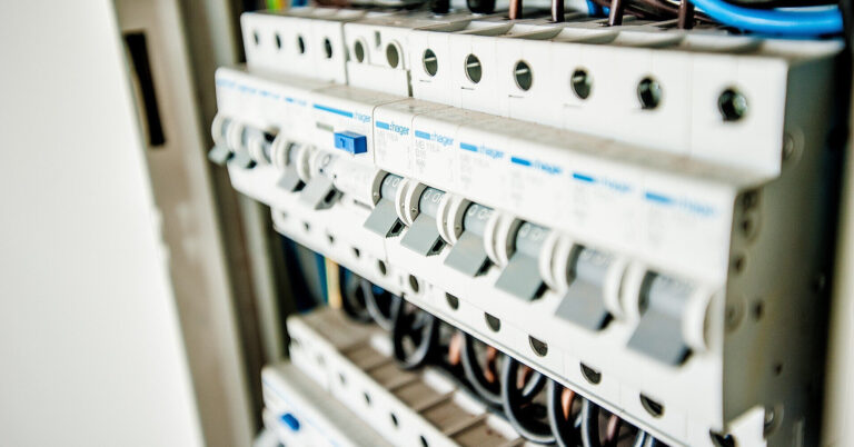 В ряде регионов отменили плановые отключения электроэнергии по часам.